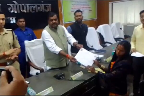 गोपालगंज: दिव्यांगों को ट्राई साइकिल और भूमिहीनों को भूमि पर्चा का वितरण