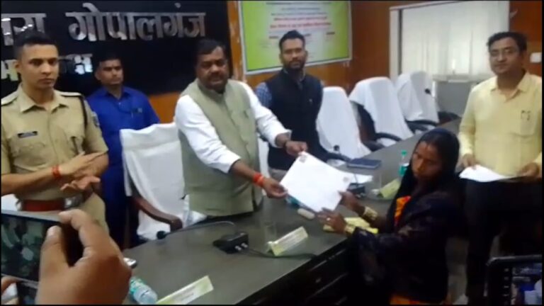 गोपालगंज: दिव्यांगों को ट्राई साइकिल और भूमिहीनों को भूमि पर्चा का वितरण