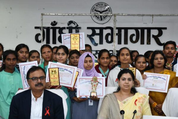 जिलाधिकारी ने विजेताओं को किया सम्मानित