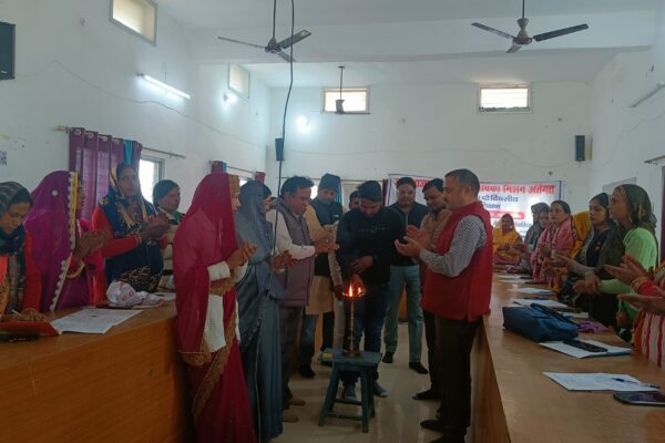 देसही देवरिया में विद्युत सखी प्रशिक्षण कार्यक्रम शुरू
