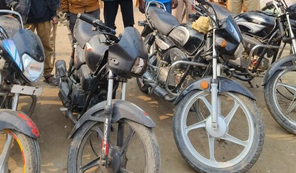 बरौली पुलिस ने चोरी की दो बाइक के साथ युवक को पकड़ा