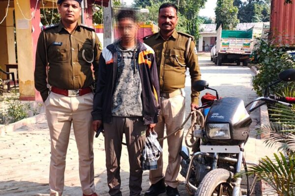 चोरी की बाइक के साथ तीन लोग गिरफ्तार