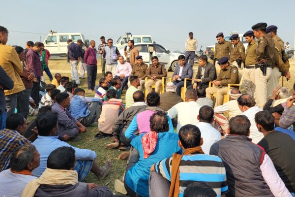 हथुआ चीनी मिल के पास चहारदीवारी निर्माण को लेकर किसानों का प्रदर्शन