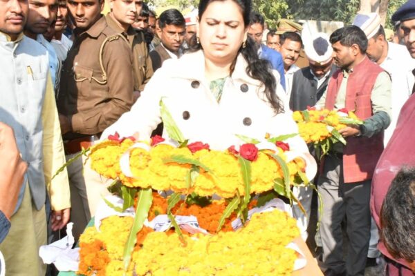 जिलाधिकारी ने शहीद आशुतोष मिश्र को दी श्रद्धांजलि