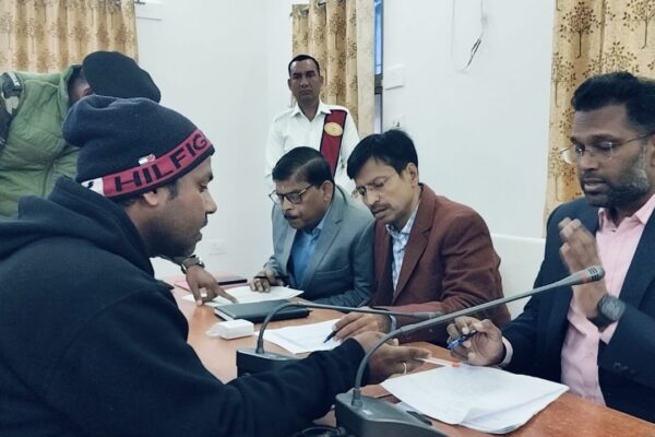 जनता दरबार में डीएम ने सुनी लोगों की समस्याएं, दिए त्वरित समाधान के निर्देश