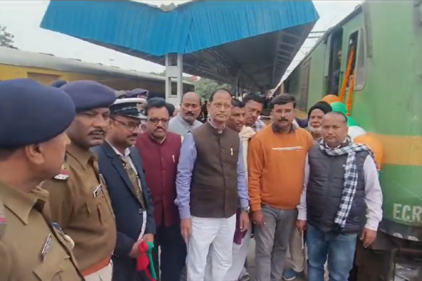 थावे रेलवे स्टेशन पर कुंभ स्पेशल ट्रेन को सांसद ने दिखाई हरी झंडी, लापरवाहियों पर बरसी सख्ती