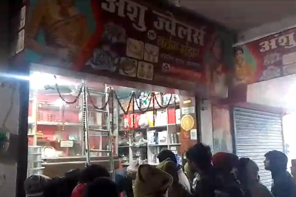 गोपालगंज के बसडिला बाजार में ज्वेलरी दुकान में लाखों की चोरी, महिला चोर भी शामिल