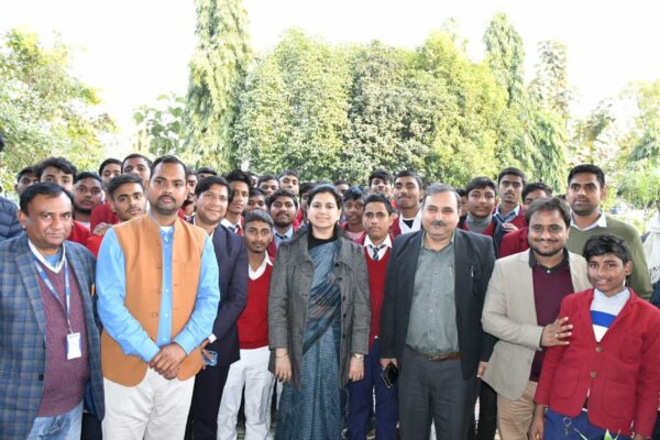 सोलर प्लांट से रोशन हुआ मेहरौना विद्यालय: डीएम ने निभाया वादा