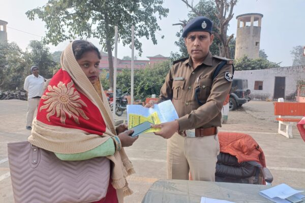 गुम मोबाइल लौटाकर पुलिस ने जीता दिल