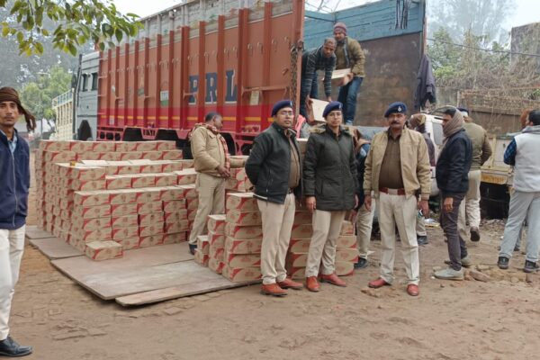भारी मात्रा में विदेशी शराब बरामद, तस्करी में इस्तेमाल ट्रक जब्त