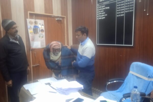 ठंड से राहत: असहाय व्यक्ति को मिला कंबल, मांझागढ़ बीडीओ की पहल