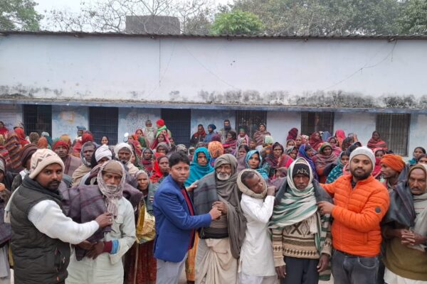 कड़ाके की ठंड में असहायों को कंबल वितरण