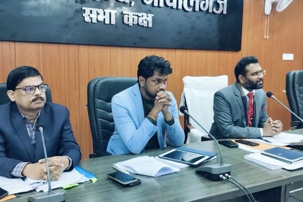 विकास कार्यों की साप्ताहिक समीक्षा बैठक