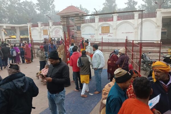 थावे में मकर संक्रांति पर श्रद्धालुओं ने लगाई डुबकी, पतंगबाजी ने बढ़ाया उत्साह