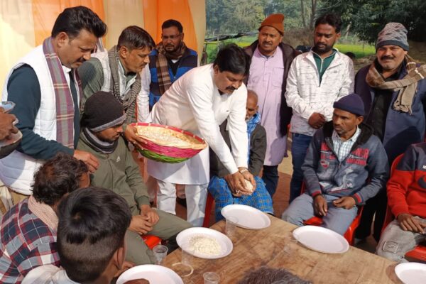 राजद ने किया दही चूड़ा भोज का आयोजन