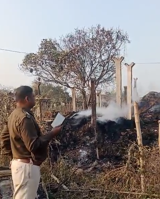जादवपुर थाना क्षेत्र के सेमराही गांव में आग से आधा दर्जन झोपड़ियाँ राख