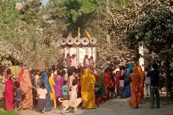 बाजे-गाजे के साथ माँ सरस्वती की मूर्ति का विसर्जन