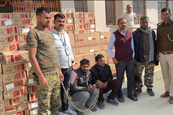 बलथरी चेक पोस्ट पर ट्रक से 1391 लीटर शराब बरामद, दो गिरफ्तार