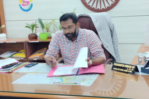 जिलाधिकारी ने निबंधन कार्यालय की समीक्षा की
