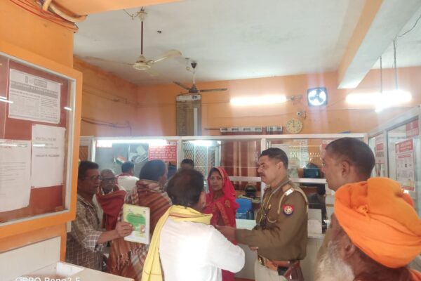 देवरिया पुलिस ने चलाया बैंक, एटीएम और पेट्रोल पंप चेकिंग अभियान