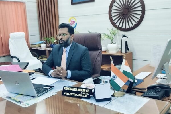थावे में धीमी विकास योजनाओं पर डीएम की फटकार
