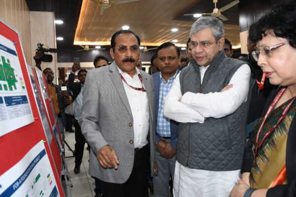 गोरखपुर जंक्शन स्टेशन के पुनर्विकास कार्यों का रेल मंत्री अश्विनी वैष्णव ने किया निरीक्षण