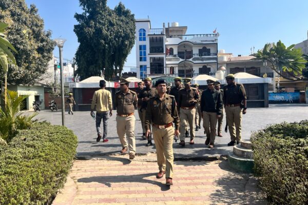 वैलेंटाइन डे पर देवरिया पुलिस का सुरक्षा चेकिंग अभियान, एसपी ने किया पार्क का निरीक्षण