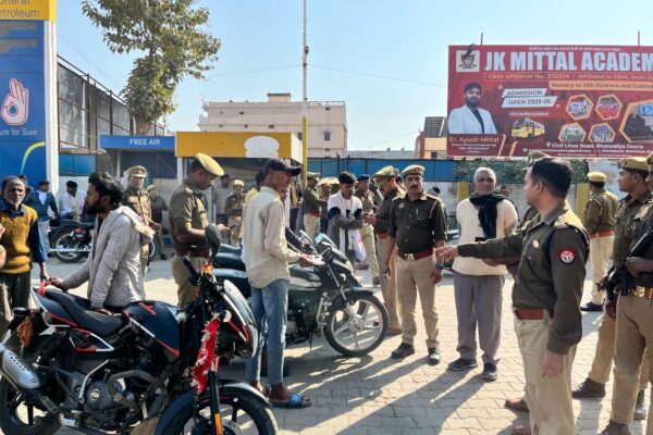 देवरिया में एसपी के नेतृत्व में वाहन चेकिंग अभियान, 150 वाहनों का ई-चालान, 6 मोटरसाइकिल सीज