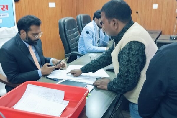 जनता दरबार में डीएम के हस्तक्षेप से स्वच्छता कर्मी को मिली नौकरी, फरियादी के चेहरे पर खुशी