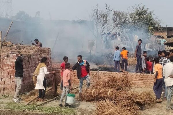 कटेया: आग लगने से तीन घर जलकर राख, पांच लाख की संपत्ति का नुकसान
