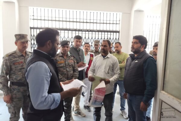 जिला पदाधिकारी ने परिवहन कार्यालय का औचक निरीक्षण, अधिकारियों को दिए कड़े निर्देश