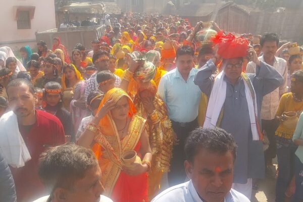 श्रीमद् भागवत महायज्ञ: गोपालगंज में भव्य कलश यात्रा के साथ हुआ शुभारंभ, भक्तों में उमड़ा उत्साह
