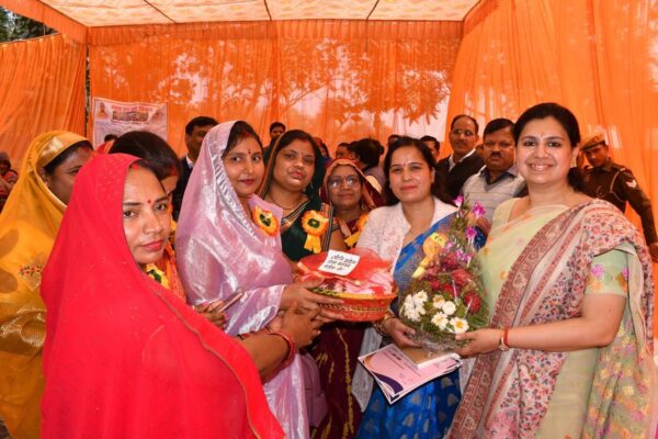 जिलाधिकारी दिव्या मित्तल की अध्यक्षता में बगहा मठिया में जन चौपाल: ग्रामीण समस्याओं का त्वरित समाधान