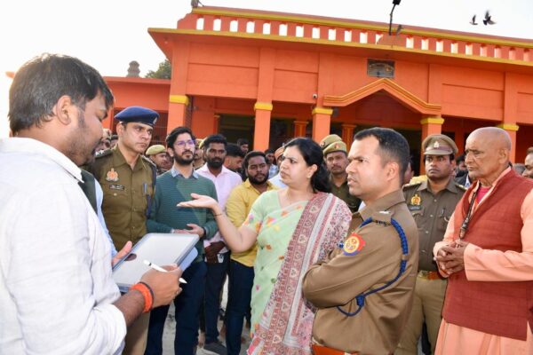 महाशिवरात्रि तैयारियों का निरीक्षण: डीएम और एसपी ने मंदिरों का जायजा लिया