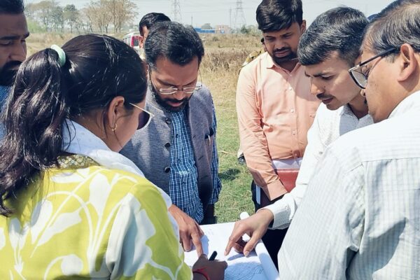 सरकारी भूमि का निरीक्षण: जिले में विकास कार्यों को गति देने के लिए डीएम का बड़ा कदम