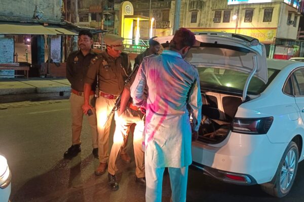 देवरिया पुलिस का वाहन चेकिंग अभियान, 728 व्यक्तियों और 442 वाहनों की जांच