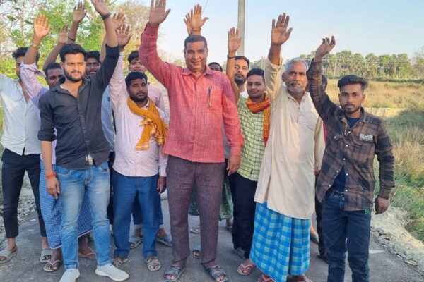 पुल नहीं बनने से आक्रोशित ग्रामीणों का प्रदर्शन