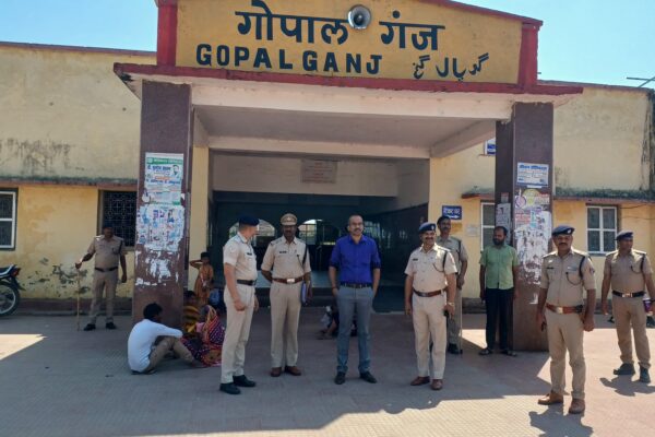 वरिष्ठ मंडल सुरक्षा आयुक्त ने गोपालगंज स्टेशन पर चोरी स्थल का किया निरीक्षण