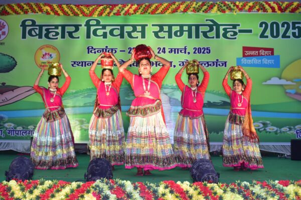 बिहार दिवस पर धूमधाम से कार्यक्रम, लाभुकों को मिला चेक और सम्मान