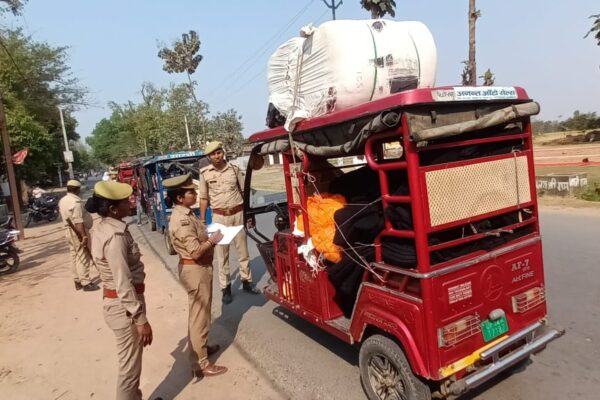 देवरिया पुलिस ने विशेष चेकिंग अभियान के तहत 1380 व्यक्तियों और 998 वाहनों की जांच की