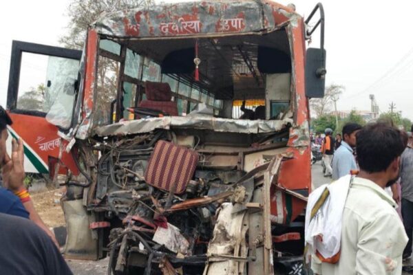 बैतालपुर में बस-टैंकर की टक्कर में 31 लोग घायल, एक गोरखपुर रेफर, 28 भर्ती