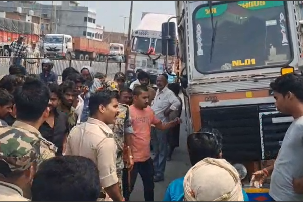 ट्रक ने बाइक सवार दंपती को मारी टक्कर, हालत नाजुक