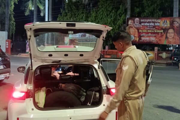 देवरिया में रात्रि चेकिंग अभियान: 671 व्यक्तियों और 492 वाहनों की जांच, 14 का ई-चालान