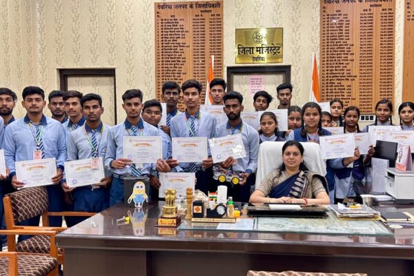 भाटपाररानी के 20 छात्र बने आर्टिफिशियल इंटेलिजेंस के होनहार सितारे, डीएम ने किया सम्मानित