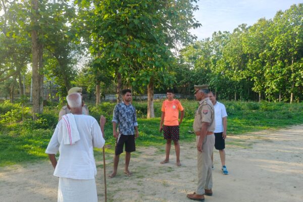 पुलिस अधीक्षक देवरिया श्री विक्रान्त वीर के निर्देशन में देवरिया पुलिस द्वारा समय सुबह 05.00 बजे से 08.00 बजे तक चलाया जा रहा मार्निंग वॉकर चेकिंग अभियान ।