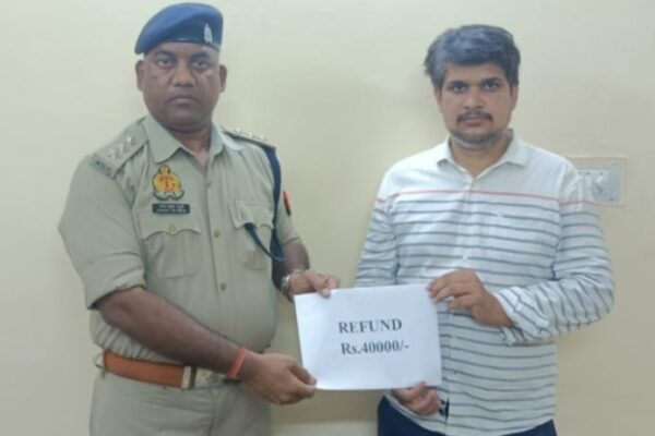 देवरिया की साइबर क्राइम टीम द्वारा पीड़ित के खाते से धोखाधड़ी से ट्रांसफर किये गए 40,000/-रुपये को पीड़ित के बैंक खाते में कराया गया वापस