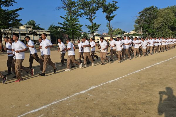 पुलिस अधीक्षक देवरिया द्वारा रिजर्व पुलिस लाईन देवरिया में शुक्रवार परेड की ली गयी सलामी, तत्पश्चात किया गया निरीक्षण-