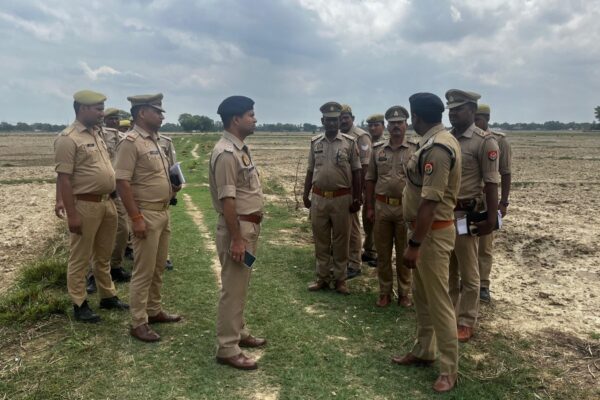 पुलिस अधीक्षक देवरिया श्री विक्रान्त वीर के द्वारा थाना रुद्रपुर क्षेत्रान्तर्गत ग्राम विट्ठलपुर घटनास्थल का किया गया निरीक्षण ।