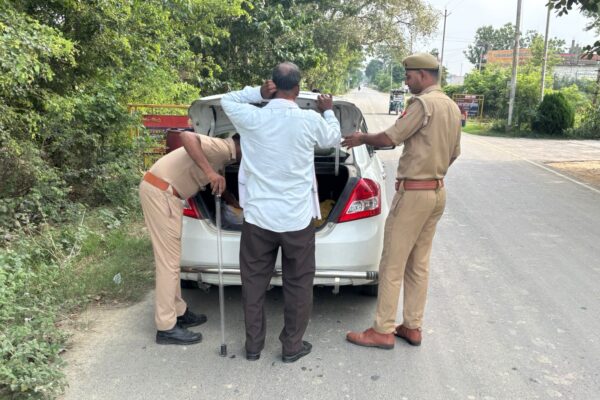 पुलिस अधीक्षक देवरिया श्री विक्रान्त वीर के निर्देशन में देवरिया पुलिस द्वारा समय सुबह 05.00 बजे से 08.00 बजे तक चलाया जा रहा मार्निंग वॉकर चेकिंग अभियान ।