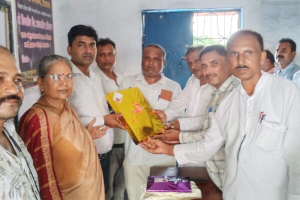एमडीएम प्रभारी को सम्मानित करते शिक्षक